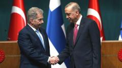Perezida wa Finland Sauli Niinisto (ibumoso) na Perezida wa Turukiya Recep Tayyip Erdogan