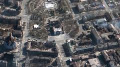 Ukrayna Mariupol'deki tiyatroya yapılan hava saldırısının ardından bölgeyi gösteren uydu fotoğrafları.
