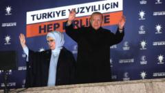 O presidente Erdogan cumprimentou os apoiadores da mesma forma que comemorou vitórias anteriores