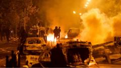 在巴黎郊区南泰尔，17岁的少年纳赫尔在一次交通检查中被一名法国警察杀害，抗议者与警察发生冲突
