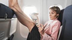 항공기 앞 좌석에 두 발을 올리고 있는 여성