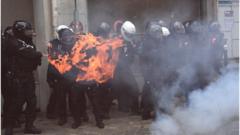 أفراد من شرطة مكافحة الشغب الفرنسية والنيران تحيط بهم خلال اشتباكهم مع المحتجين