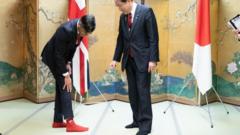 広島東洋カープの赤い靴下を履いて岸田首相との夕食会に臨んだスーナク首相（18日夜、広島）