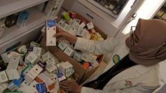 Petugas mengumpulkan berbagai jenis merek obat sirup yang dilarang dijual untuk sementara waktu di salah satu apotek, Kendari, Kendari, Sulawesi Tenggara, Kamis (20/10/2022).