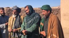 Ghulam (katikati) anasema anawapa watoto wake sita wenye njaa dawa za kuwafanya walale