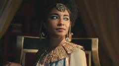Foto promocional da Netflix mostrando a atriz britânica Adele James como Cleópatra