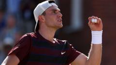Late racquet swap propels Draper into Queen's last eight