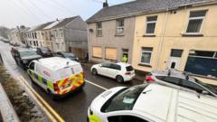 Carcharu dyn am gadw arfau anghyfreithlon mewn eiddo