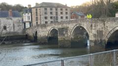 Chwilio am ddyn yn Afon Teifi ar ben am y noson