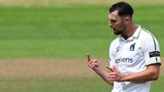 Warwickshire strengthen advantage over Sussex