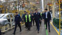 Акылбек Жапаров Асака шаарындагы (Анжиян облусу) «UzAuto Motors» акционердик коомунун заводундагы өндүрүш процесси менен таанышты.