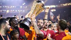 Galatasaray kupayı kaldırdı
