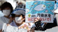 日本東京總理官邸外一位老婦舉起反對排放福島核廢水標語請願（10/7/2023）