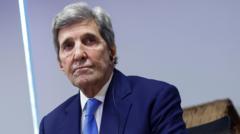 John Kerry de perfil em reunião, com feição séria