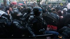 巴黎五一游行期间，警方与示威者爆发冲突