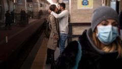 一对情侣在站台上拥吻
