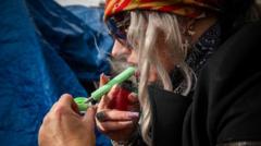 Mulher fumando fentanil em rua de Los Angeles, Estados Unidos