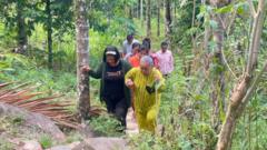 tak-punya-gereja-umat-katolik-beribadah-malam-tahun-baru-di-tengah-hutan