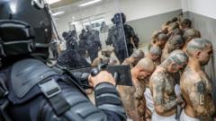 Detentosuniunibetfila, observados por policiais fortemente armados