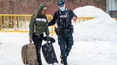  Quebec kentindeki sınırdan giriş yapan bir sığınmacı