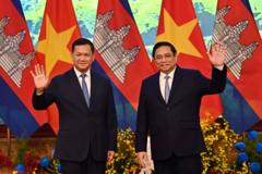 Thủ tướng Campuchia Hun Manet (trái) và Thủ tướng Việt Nam Phạm Minh Chính (phải) vẫy tay chào trong cuộc gặp tại Văn phòng Chính phủ ở Hà Nội vào ngày 11 tháng 12 năm 2023