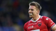 Salford forward Lewis signs one-year extension