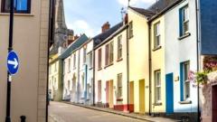 Gallai rheolau treth dadleuol ar dai gwyliau gael eu llacio