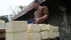 Un hombre en una finca que produce quesos artesanales en Venezuela.