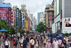 Pessoas caminhando em rua na China