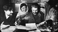 Mulheres mostram carta a Stalin
