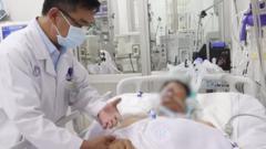 Bác sĩ đang khám bệnh nhân ngộ độc pâté Minh Chay tại Bệnh viện Chợ Rẫy.