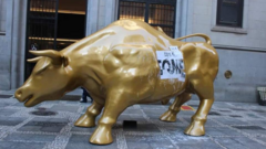 Escultura Tourosuperbet revolutOuro, instaladasuperbet revolutnovembrosuperbet revolut2021 na frente da bolsasuperbet revolutvaloressuperbet revolutSão Paulo, com cartazsuperbet revolutprotesto escrito 'Fome