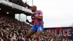 Palace grab late win over Leicester on Hodgson return