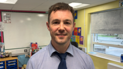 'Ni ar ein gliniau erbyn diwedd y tymor' - Sut mae datrys her denu athrawon?