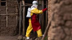 Abakozi ba Croix Rouge baciye bihutira gupompa inzu y'i  Mubende inyuma y'urupfu rw'umwana afatwa ko yishwe na Ebola