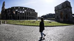 Одинокая женщина на фоне Колизея