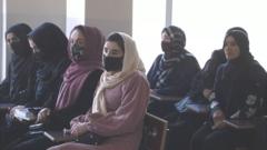 Haweenka Afghanistan ayaa tallaabadan walaac ka muujiyay