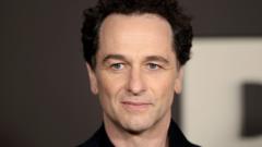 'Does neb yn haeddu hyn fwy' - Matthew Rhys yn falch o MBE tad ffrind ysgol fu farw