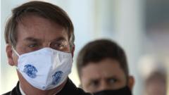 Presidente Bolsonaro usando uma máscara no dia 22 de maio
