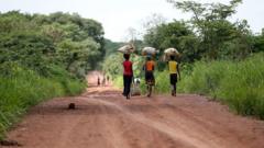 Ifoto mbarankuru igaragaza abagore bagenda n'amaguru mu cyaro cy'i Lubumbashi muri DR Congo