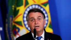 Bolsonaro fala no microfone em evento