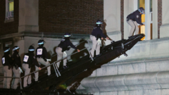 Police use ladders to enter US campus and arrest protesters