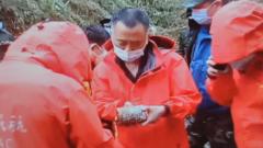 广西梧州藤县中国东航MU5735航班坠落事故坠落现场民航调查人员检查现场发现的飞行记录仪（新华社视频截屏23/3/2022）