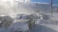 Veículos cobertos de neve em Buffalo, estado de Nova York. Foto: 25 de dezembro de 2022