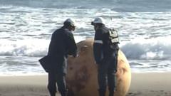 Publik di Jepang dikejutkan oleh bola logam raksasa yang terdampar di pantai Jepang.