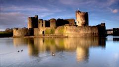 Ymgeiswyr isetholiad Caerffili i fynd benben mewn dadl fyw