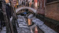Maré baixa em canal de Veneza