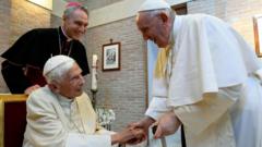 Iyi niyo sanamu ifatwa ko ari iya vuba ya Benoit, hano akaba yariko aramukanya na Papa Francis mu mu kigo c’abihebeye Imana muri Myandagaro 
