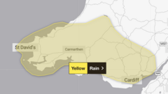 Rhybudd am fwy o law trwm a llifogydd posib i'r de a'r canolbarth