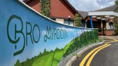 Hwb iechyd meddwl yn disgwyl gweld mwy o bobl ifanc wedi'r Nadolig